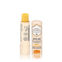Aplicación del bálsamo labial orgánico en labios secos y agrietados de pacientes en tratamiento oncológico.