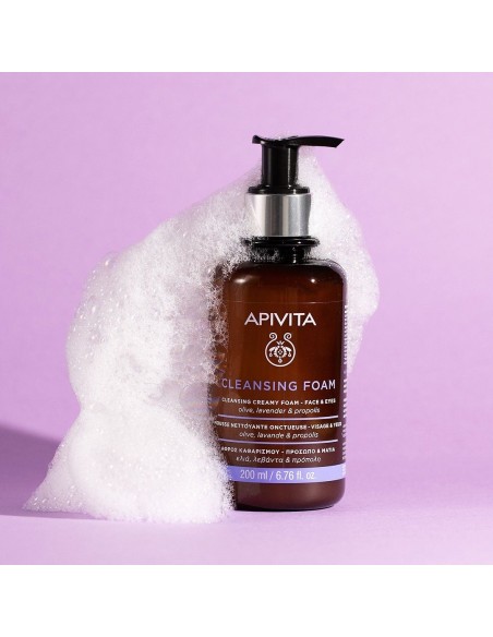 Textura cremosa de la espuma limpiadora facial con ingredientes naturales.