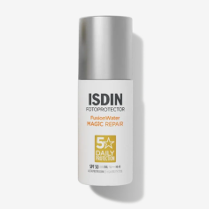 Textura ultraligera y acuosa del protector solar Isdin Age Repair aplicada sobre el rostro para pieles sensibles.