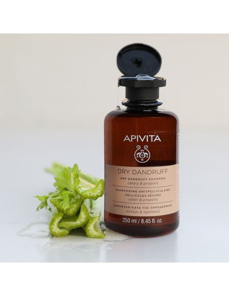 Envase del champú Apivita anticaspa seca con extracto de apio y própolis.