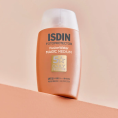 Aplicación fluida del protector solar facial con color ISDIN Fusion Water 2