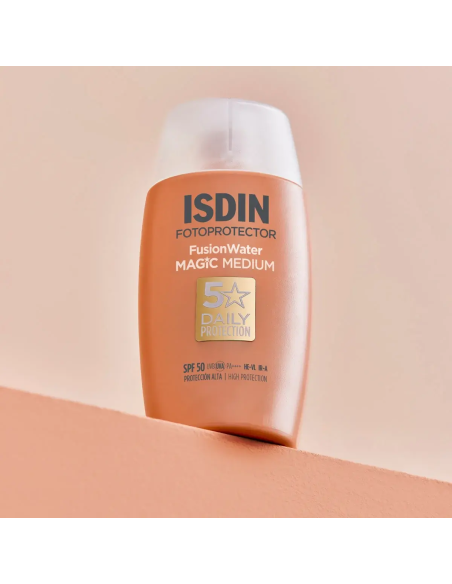 Textura acuosa ultraligera y acabado sedoso del protector solar ISDIN Fusion Water