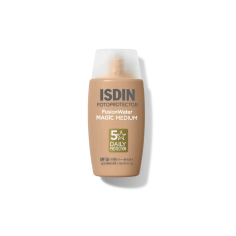 Aplicación fluida del protector solar facial con color ISDIN Fusion Water