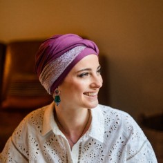 Turbante Oncológico Confort Gala Malva – Carebell Headwear