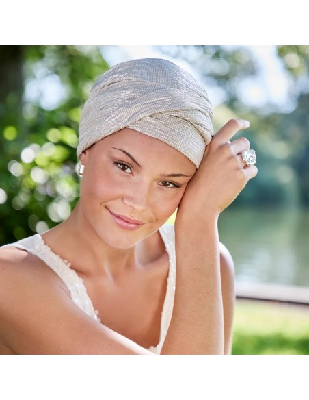 Turbante Oncológico Zoya V Silver Charm · Christine Headwear · Suave, Transpirable y Fácil de Colocar.