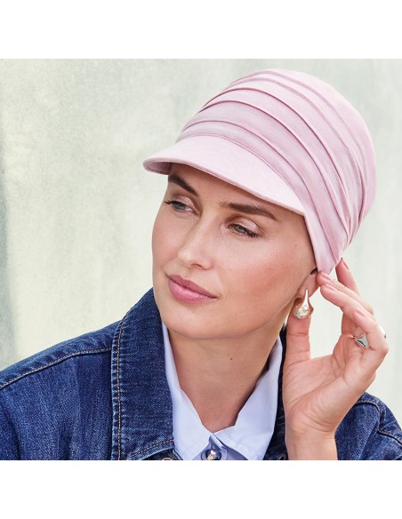 House of Christine HocYoga cap 1582-320 gorra oncologica de bambu rosa puesta en modelo