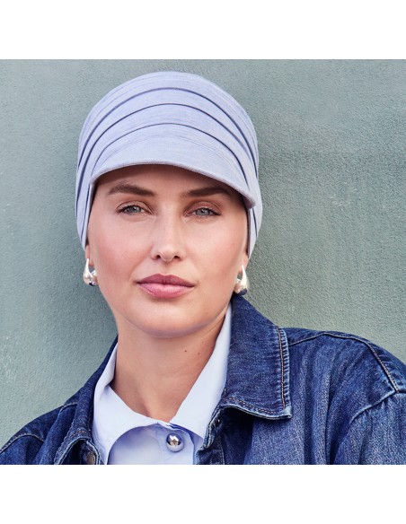 House of Christine HocYoga cap 1582-469 gorra oncologica de bambu azul claro puesta en modelo
