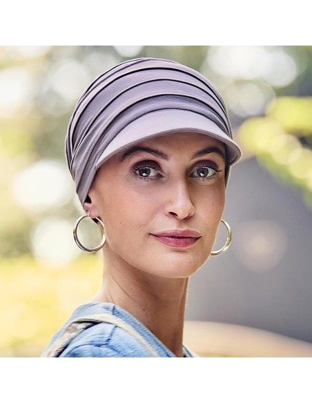 House of Christine HocYoga cap 1582-167 gorra oncologica de bambu marron puesta en modelo