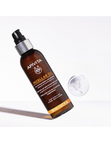 Limpia y desmaquilla rostro, ojos y labios sin necesidad de frotar.