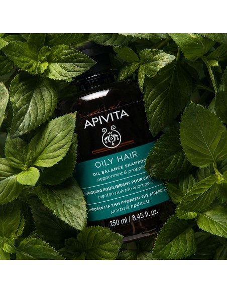 Tratamiento natural con menta y própolis para raíces grasas.