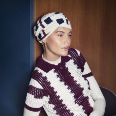 Turbante oncológico Elma Viva con estampado geométrico en tonos burdeos.