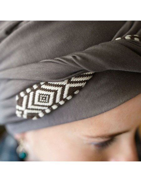 Turbante Oncológico Confort Ikat Brown · Tejido de Bambú · Carebell Headwear