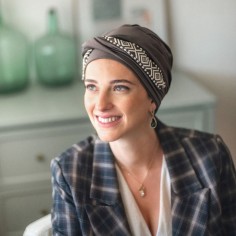 Turbante Oncológico Confort Ikat Brown · Tejido de Bambú...