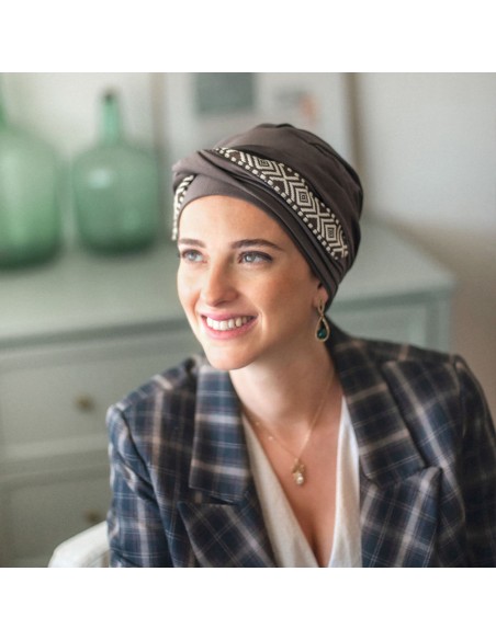 Turbante Oncológico Confort Ikat Brown · Tejido de Bambú · Carebell Headwear