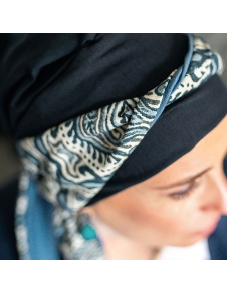 Pañuelo Oncológico con Cintas Smooth Lisboa · Base Azul Marino y Estampado Cachemira · Carebell Headwear