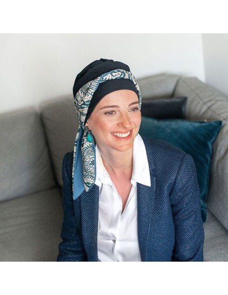 Pañuelo Oncológico con Cintas Smooth Lisboa · Base Azul Marino y Estampado Cachemira · Carebell Headwear