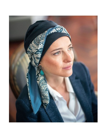 Pañuelo Oncológico con Cintas Smooth Lisboa · Base Azul Marino y Estampado Cachemira · Carebell Headwear
