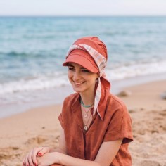 Gorra oncológica Amalfi Mediterráneo Coral con visera y estampado marinero. 2