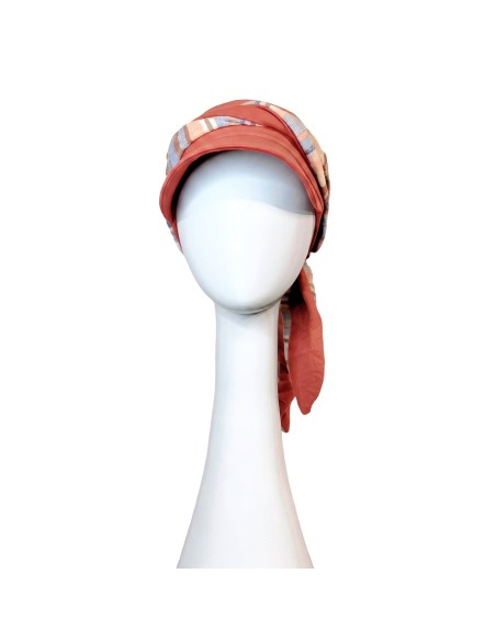 Amplia visera frontal que protege el rostro del sol durante la quimioterapia.