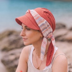 Gorra oncológica Amalfi Mediterráneo Coral con visera y estampado marinero.