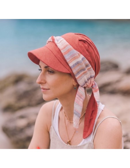 Gorra oncológica Amalfi Mediterráneo Coral con visera y estampado marinero.