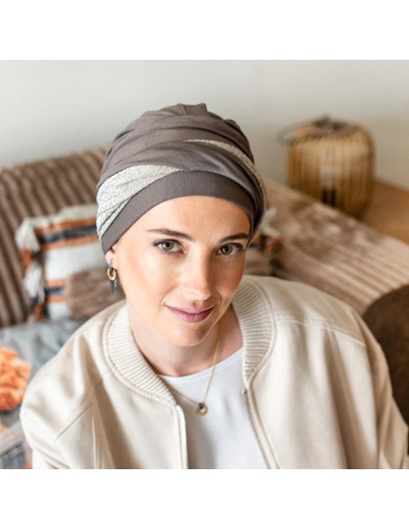 Turbante Oncológico Confort Gala Brown en Tejido de Bambú · Carebell Headwear