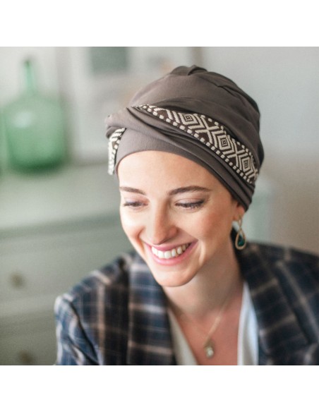 Turbante Oncológico Confort Ikat Brown · Tejido de Bambú · Carebell Headwear