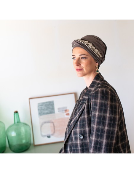 Turbante Oncológico Confort Ikat Brown · Tejido de Bambú · Carebell Headwear