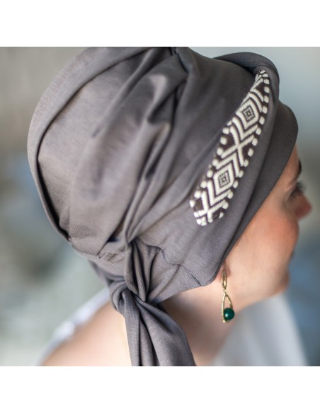 Pañuelo Oncológico Smooth Ikat Brown · Tejido de Bambú · Carebell Headwear