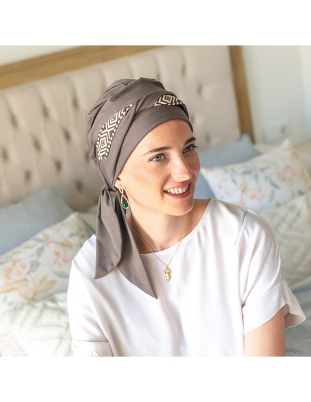 Pañuelo Oncológico Smooth Ikat Brown · Tejido de Bambú · Carebell Headwear