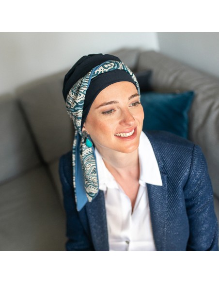 Pañuelo Oncológico con Cintas Smooth Lisboa · Base Azul Marino y Estampado Cachemira · Carebell Headwear
