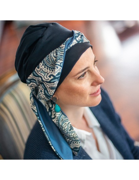 Pañuelo Oncológico con Cintas Smooth Lisboa · Base Azul Marino y Estampado Cachemira · Carebell Headwear