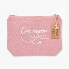 Neceser rosa solidario de la AECC con lema Con Rasmia de frente sobre fondo neutro