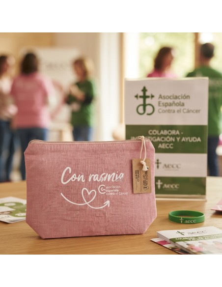 Etiqueta oficial de colaboración con la Asociación Española Contra el Cáncer en el neceser