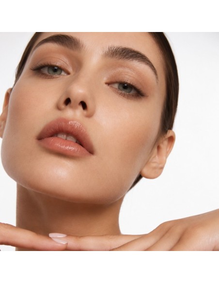Aplicación suave de la base Skin Bloom sobre el rostro para un acabado natural y sin irritaciones.