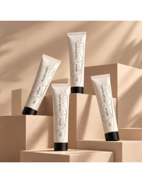 Textura cremosa y fundente de la base Skin Bloom que combina tratamiento dermocosmético e hidratación.