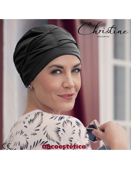 Cómo queda colocado el gorro oncológico B.B. Becca de estilo moderno.