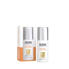 Textura ultraligera y acuosa del protector solar Isdin Age Repair aplicada sobre el rostro para pieles sensibles. 2